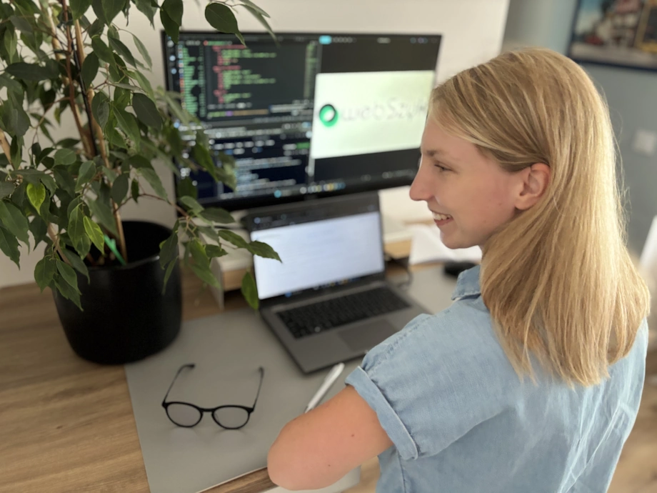 karolina szymaszkiewicz webszyk dziewczyna przy biurku konsultacja